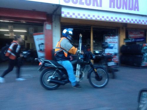 Motorista con muletas.