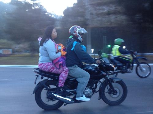 Motorista y su familia. Él, con casco, y los acompañantes desprotegidos. (Foto: Deccio Serrano)