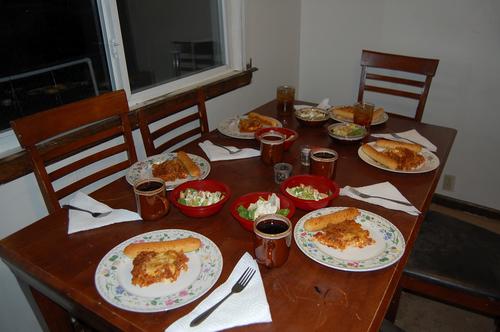 Entre más tiempo pasan los alimentos en la mesa, tras ser servidos, más posibilidades tienen de contaminarse. (Foto Skodn.com)
