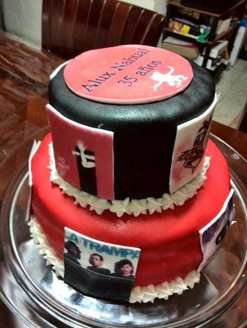 El pastel está cubierto con las portadas que forman parte de la discografía de Alux Nahual. (Foto: EmerGente)
