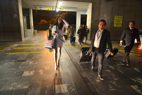Miss Guatemala Universo 2014, Ana Luisa Montúfar, arribando al Aeropuerto Internacional "La Aurora", para viajar hacia Miami. (Foto: Jesús Alfonso/Soy502)