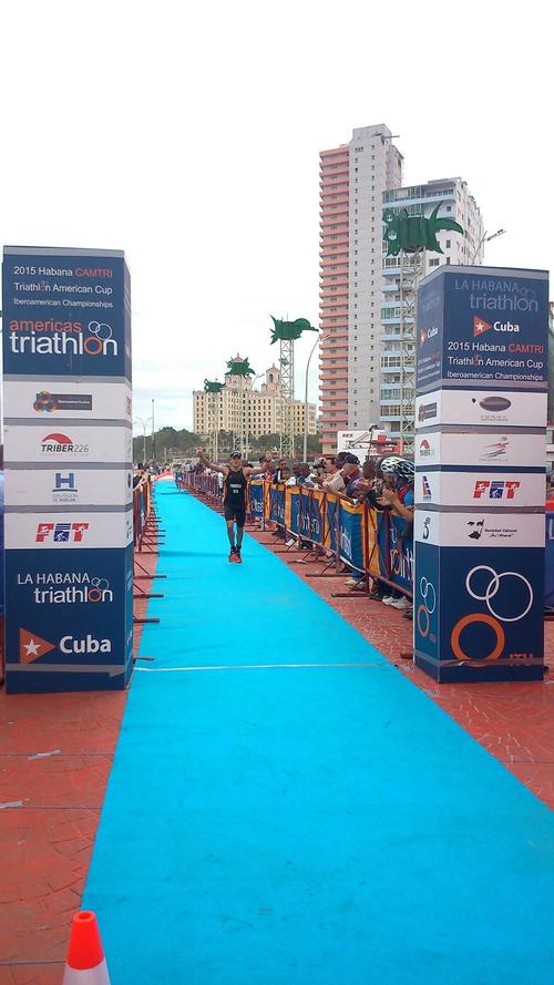 Andrés Fonseca, triunfal, en la meta de La Habana (Foto: Federación Nacional de Triatlón).