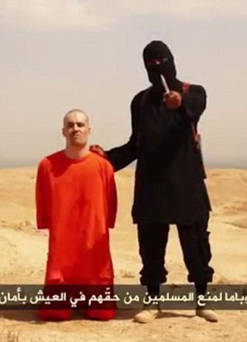 El video de esta ejecución ha conmovido al mundo occidental. El verdugo decapita al fotoperiodista y luego coloca su cabeza sobre el cuerpo sin vida. (Foto: Daily Mail)