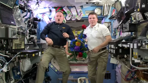 El arbolito de Navidad flota junto a los especialistas de la NASA. (Foto: YouTube)