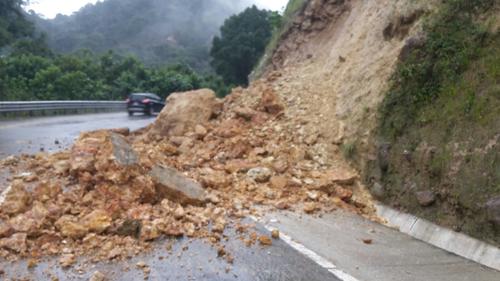 Al momento, solo se reporta un desprendimiento de tierra en la ruta Interamericana, pero las condiciones podrían provocar otros incidentes en las carreteras. (Foto: Conred)