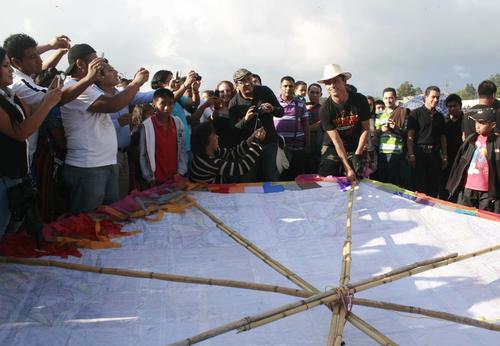 El medallista olímpico Erick Barrondo estuvo en Sumpango, Sacatepéquez, para compartir con jóvenes y enviar un mensaje de cese a la violencia. (Foto: Darío Chiquitó)