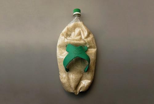 Benvenuto Chavajay trabaja en la intervención del objeto y la fotografía. (Foto: MADC)