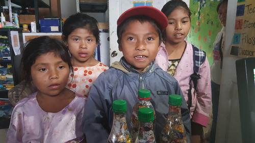 Los niños entregan ecoladrillos a cambio de útiles escolares. (Foto: Facebook/Biblioteca "Lic. Bernardo Lemus)