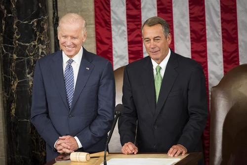 El vicepresidente de EE.UU, Joe Biden (izquierda) y el presidente de la Cámara de Representantes, John Boehner, tras el discurso del papa Francisco en el Capitolio. (Foto: EFE)