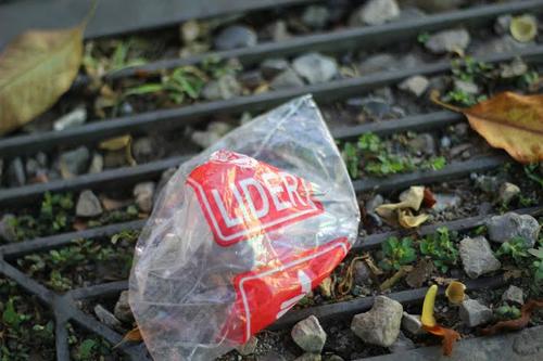 Varias bolsas con agua pura con el logotipo del Lider fueron observadas en varios puntos de la capital. (Foto: Aléxis Batres/Soy502)