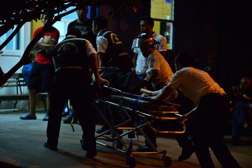Bomberos trasladan a los heridos, la mayoría mujeres y niños. (Foto: Wilder López/Soy502)