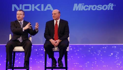 Stephen Elop (izquierda) y Steve Ballmer durante el anuncio de la alianza con Microsoft en febrero de 2012 (blogcritics.org)