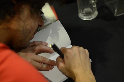 Al final de la noche, el escritor firmó algunos ejemplares. (Foto: Selene Mejía/Soy502)