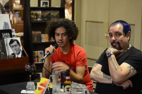 Bromo presentó su libro en Sophos, junto al director de Editorial X, Estuardo Prado. (Foto: Selene Mejía/Soy502)