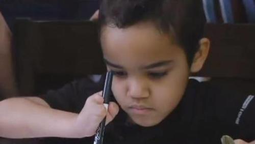 Niño recibe prótesis de Iron Man