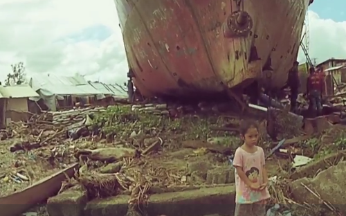 Una niña de Filipinas canta "Imagine" cerca de su hogar.