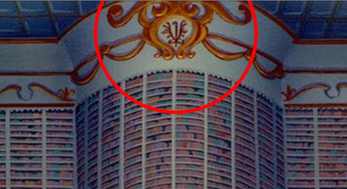 Mickey se esconde en la decoración de la biblioteca de la Bestia.