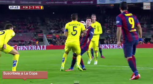 La jugada polémica que terminó sancionada como falta contra Messi. (Foto: Tomada de YouTube).