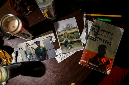 Su habitación se ha convertido en un pequeño santuario en su honor. Sus familiares pasan las noches en vilo esperando que aparezca. (Foto: New York Times)