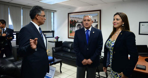 El presidente Otto Pérez Molina, con dos implicados en el caso RedSAT: el ex jefe de la SAT, Carlos Muñoz, quien está detenido, y la intendente de Aduanas, Claudia Méndez, quien ya ha debido dejar el cargo. (Foto: Jesús Alfonso/Soy502).