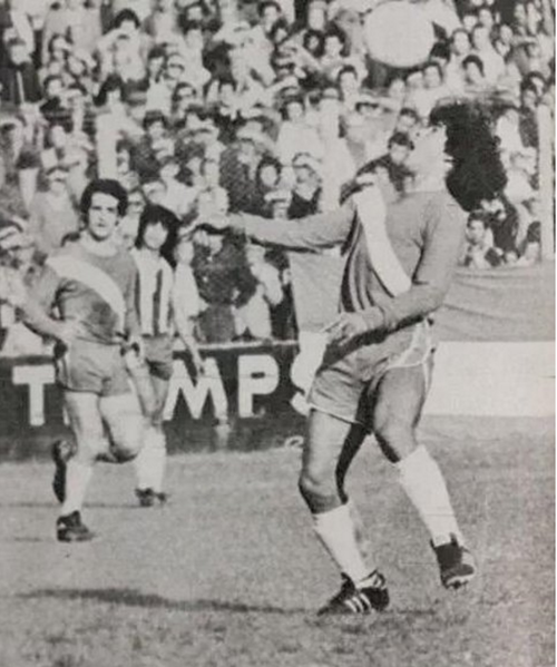 Con 15 años debutó Maradona en Primera División, desde ese momento demostró su calidad. (Foto: Twittter)