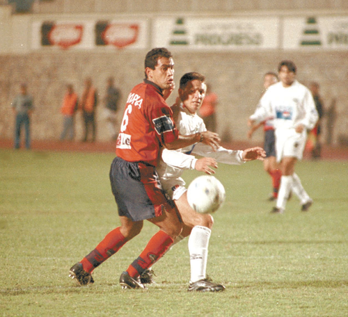 En la acción, Julio Girón marca al costarricense Rolando Fonseca, en un clásico de principios de la década de los 2000. (Foto: Archivo Nuestro Diario)