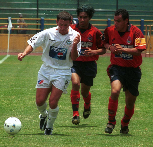 Memorable imagen del balompié guatemalteco. Conduce el balón Rolando Fonseca, es marcado por Carlos el "Pescado" Ruiz y Julio Girón. (Archivo Nuestro Diario)