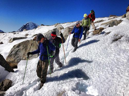 La expedición guatemalteca en el difícil camino hacia el campo base del Everest. (Foto Facebook Andrea Cardona)