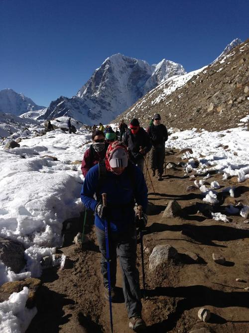 La expedición guatemalteca en una de las caminatas hacia el campamento base en el Monte Everest. (Foto Facebook Andrea Cardona)