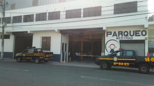 Este es el parqueo en el que fue localizado el vehículo que habría atropellado a los estudiantes en la calzada San Juan. (Foto: PNC)