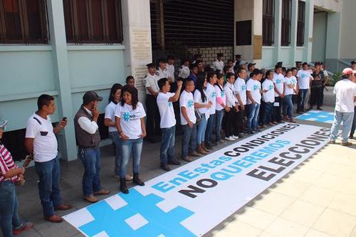 Varios jóvenes se presentaron en la mañana para pedir un freno a las Elecciones Generales. (Foto: Soy502)