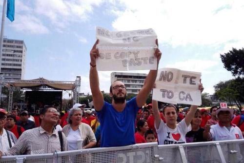 Una pareja también manifestó en contra de Manuel Baldizón, candidato a la presidencia por Líder. (Foto: Twitter)