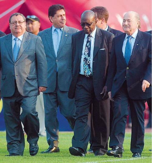 Brayan Jiménez, Joseph Blatter, Jack Warner y Rafael Salguero en Guatemala en 2011.