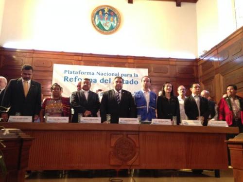 Personalidades de distintos sectores encabezaron la instalación de la Plataforma. (Foto: Fredy Hernández/Soy502)