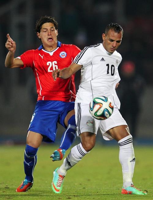 El jugador de Chile Milko Albornoz disputa el balón con Khaled Kamr de Egipto. (Foto: EFE)