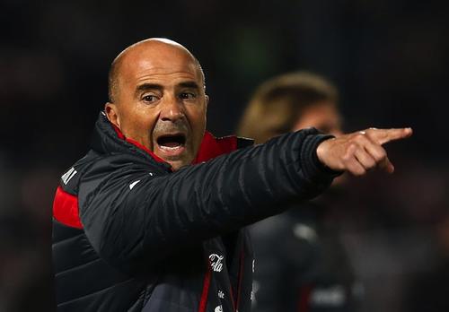 El técnico de la selección chilena, Jorge Sampaoli, da instrucciones a sus jugadores. (Foto: EFE)