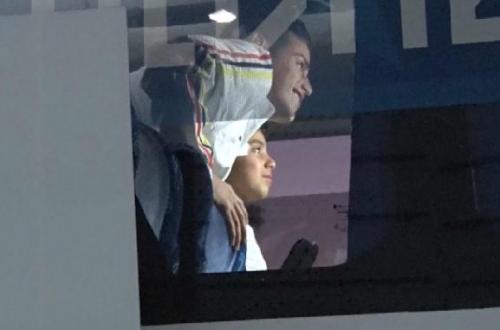 James hace feliz a un niño foto