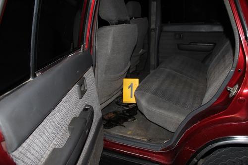 En el vehículo en el que se conducían los cinco hombres, fue encontrada una pistola calibre 9 milímetros. Foto:PNC