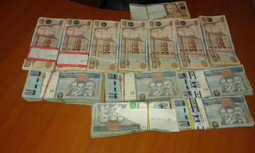Parte del dinero incautado en una vivienda relacionado al supuesto narco Manfredo Cordón, en total se contabilizó 141 mil 400 quetzales. (Foto: MP)