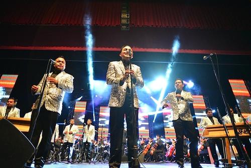 Coco Funes, vocalista de Fidel Funes y su Marimba Orquesta roba miradas de sus admiradoras. (Foto: Wilder López/Soy502)