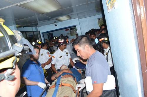 Los Bomberos Voluntarios brindaron asistencia para la atención de los heridos y el traslado de quienes lo ameritaban. (Foto Twitter/ @BVoluntariosGT)