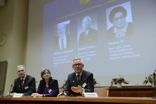 De izquierda a derecha: Jan Andersson, Juleen Zierath y Hans Forssberg, miembros del Comité del Nobel del Instituto Karolinska, al momento de dar el nombre de los ganadores del premio. (Foto: EFE)