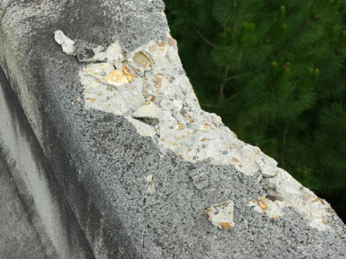 Departamento de Policía de Gautier dio a conocer una fotografía con los daños ocasionados por el rayo al concreto.