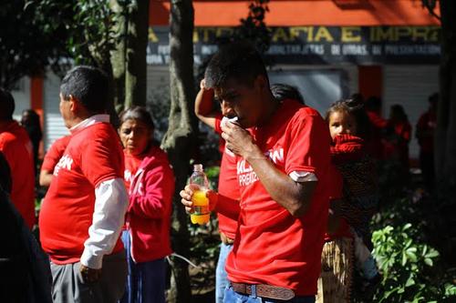 Varios simpatizantes desayunaron cuando llegaron a la capital. La comida la ofreció el partido Lider, tamales y jugo de naranja. (Foto: Aléxis Batres/Soy502)
