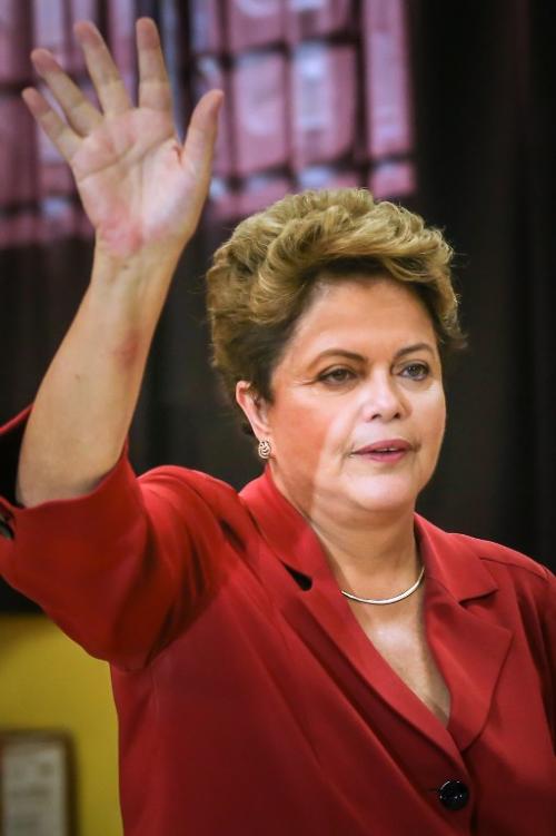 La presidente de Brasil, Dilma Rousseff, acudió a emitir su voto en la ciudad de Porto Alegre para emitir su voto, buscando su reelección. (Foto: AFP).