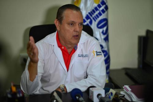 El director del hospital Roosevelt, Carlos Soto, aseguró que la salud del neonato que sobrevivió es estable. (Foto Jesús Alfonso/Soy502)