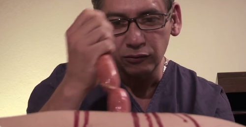 Un especialista roba los órganos de Pablo Cristiani, para venderlos en el mercado negro. (Foto: YouTube)