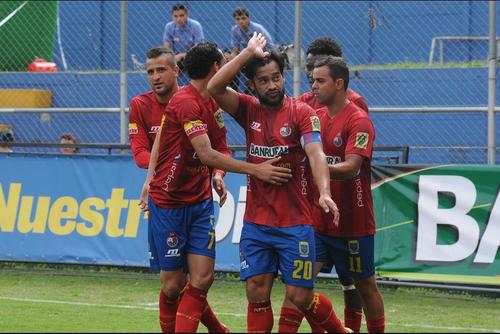 Los últimos cuatro torneos la directiva roja invirtió en la contratación de Carlos, el "Pescado", Ruiz. (Foto: Archivo)
