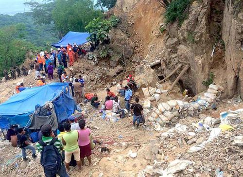 Las personas se han agrupada para ayudar a las tareas de rescate. (Foto: La Prensa de Honduras)