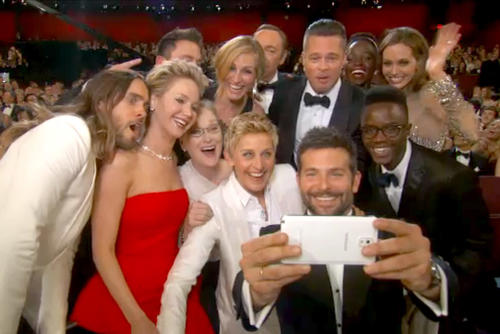 Durante la gala de los premios Oscar de 2014, Ellen Degeneres sacó un teléfono Samsung para tomarse una "selfie". (Foto: Archivo)
